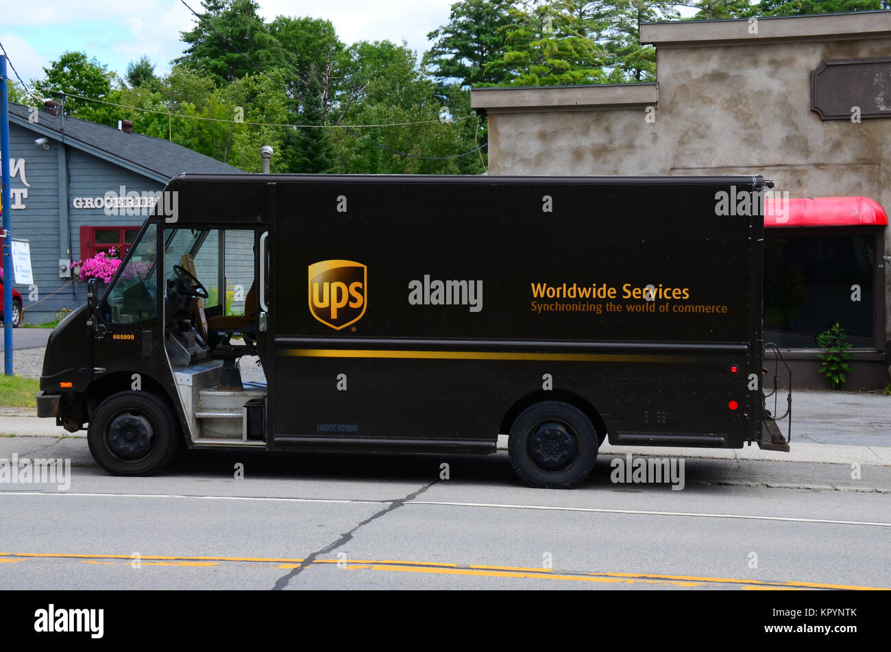 United Parcel Service, UPS, Lieferwagen in der Innenstadt von Spekulant, NY, USA Stockfoto