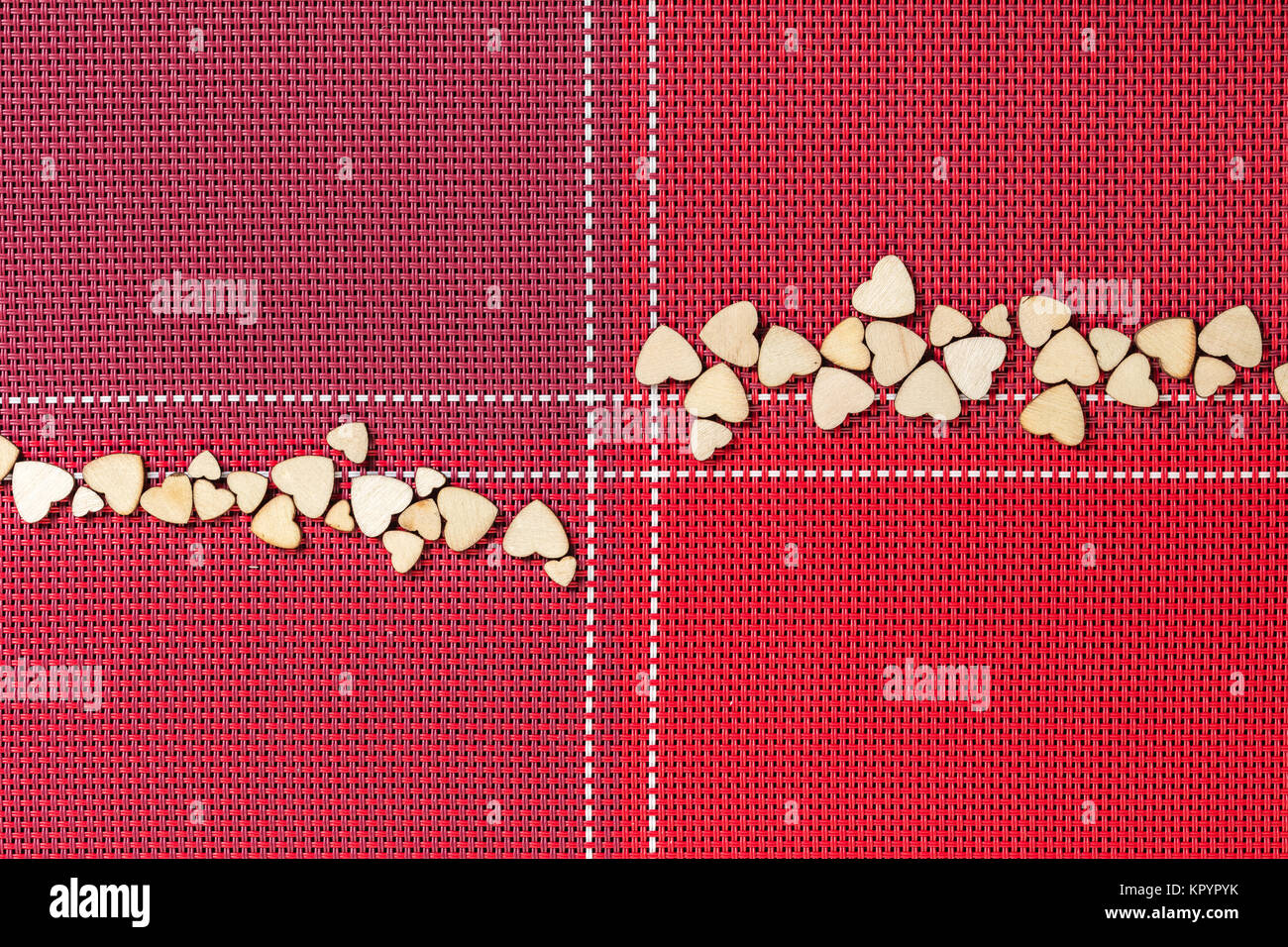 Festliche Hintergrund, rote Serviette mit Herzen close-up Stockfoto