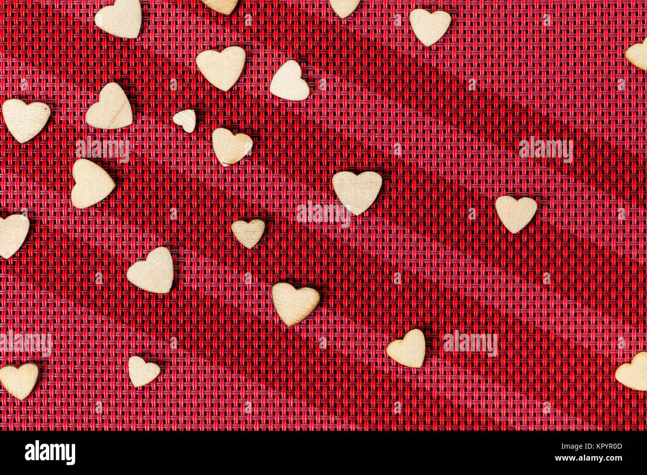 Festliche Hintergrund, rote Serviette mit Herzen close-up Stockfoto