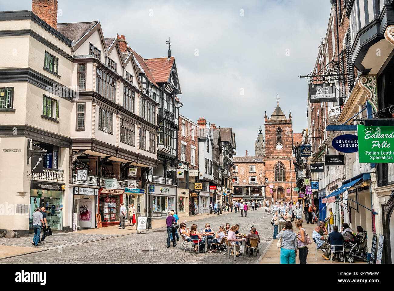 Menschen entspannen in Coffee Shops entlang Frodsham Street im historischen Stadtzentrum von Chester, Cheshire, England. Stockfoto