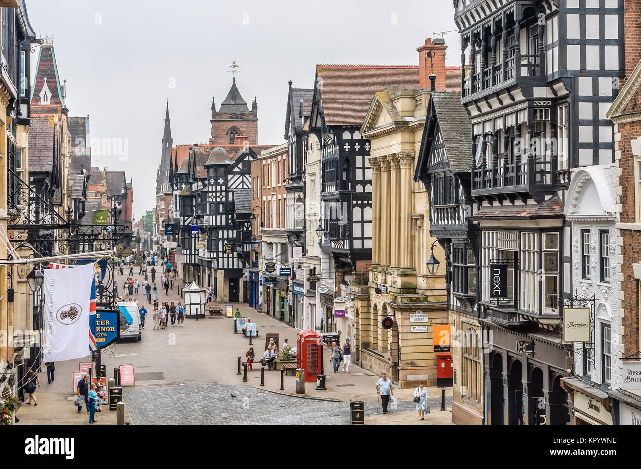 Die Chester Rows in Chester, Cheshire, England, bestehen aus überdachten Gehwegen im ersten Stock Stockfoto