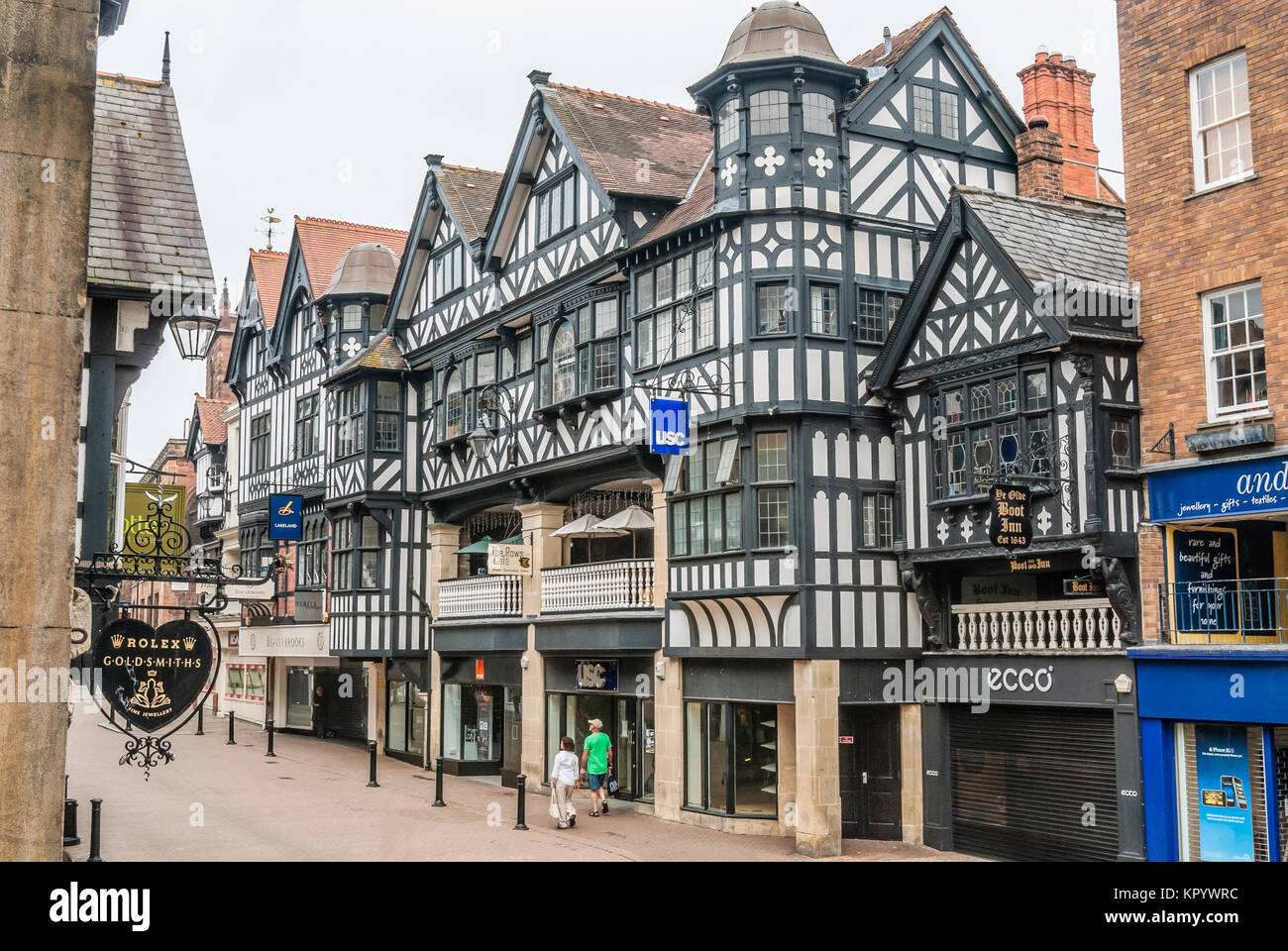 Die Chester Rows in Chester, Cheshire, bestehen aus überdachten Gehwegen im ersten Stock, England Stockfoto