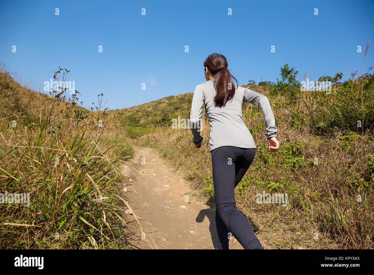 Frau läuft in den Bergen Stockfoto