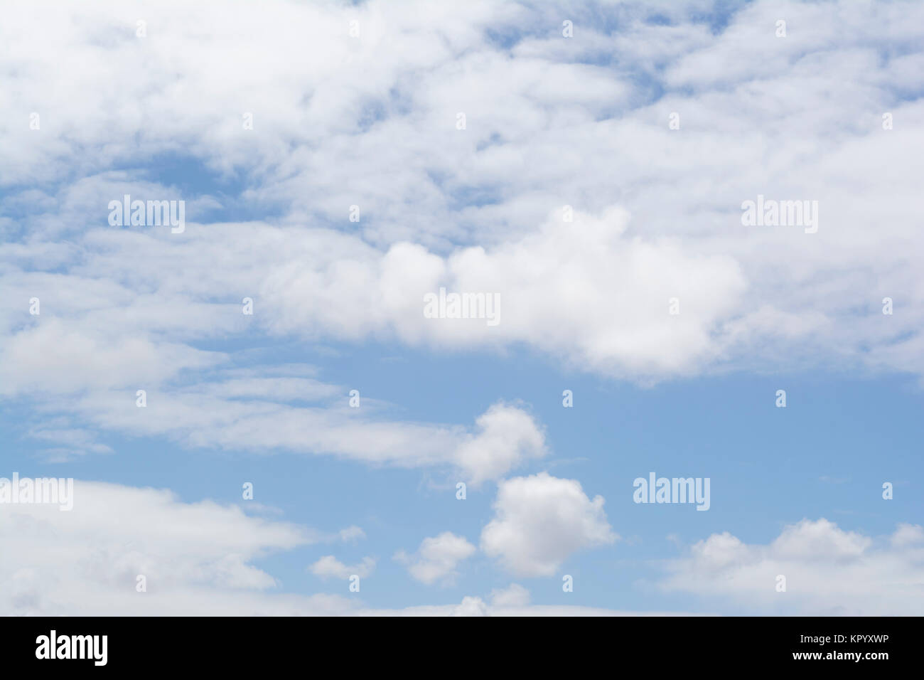 Puffy weiche, weiße Wolkenformationen zeigen eine gute Menge blassblauen Himmel hinter sich. Der Typ, den Sie an einem schönen Tag erhalten, wenn es nicht zu heiß oder kalt. Anzug Stockfoto