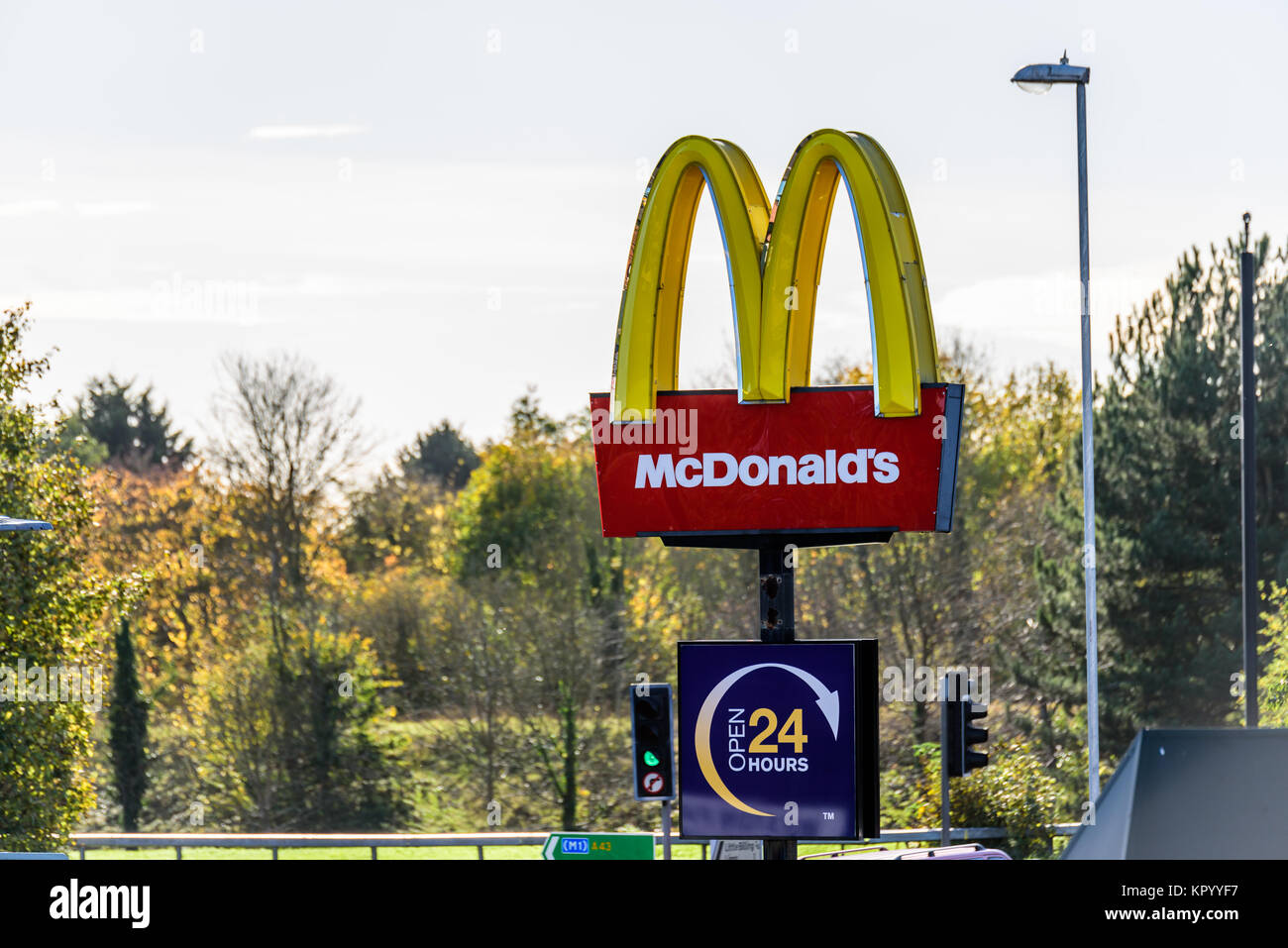 Northampton, Großbritannien - 25.Oktober 2017: Tagesansicht Schuß von McDonalds Restaurant Logo im Riverside Retail Park. Stockfoto
