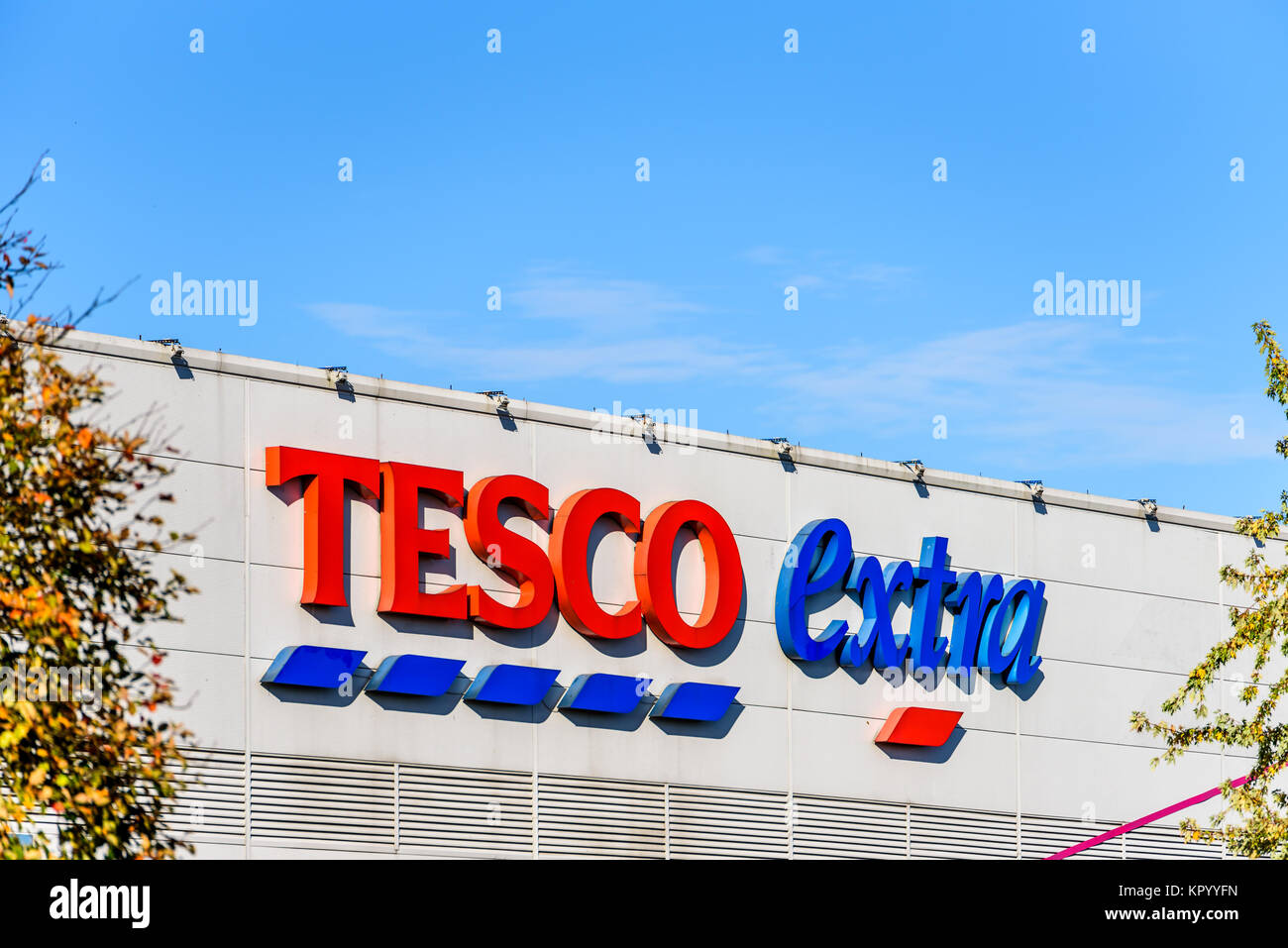Northampton, Großbritannien - 25.Oktober 2017: Ansicht eines Tesco Extra Logo in Weston Favell. Stockfoto