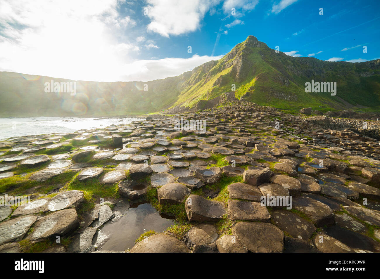 Der Giant's Causeway in der Dämmerung an einem sonnigen Tag mit dem berühmten Basaltsäulen, die Ergebnis einer alten vulkanischen Eruption. County Antrim im Norden coa Stockfoto