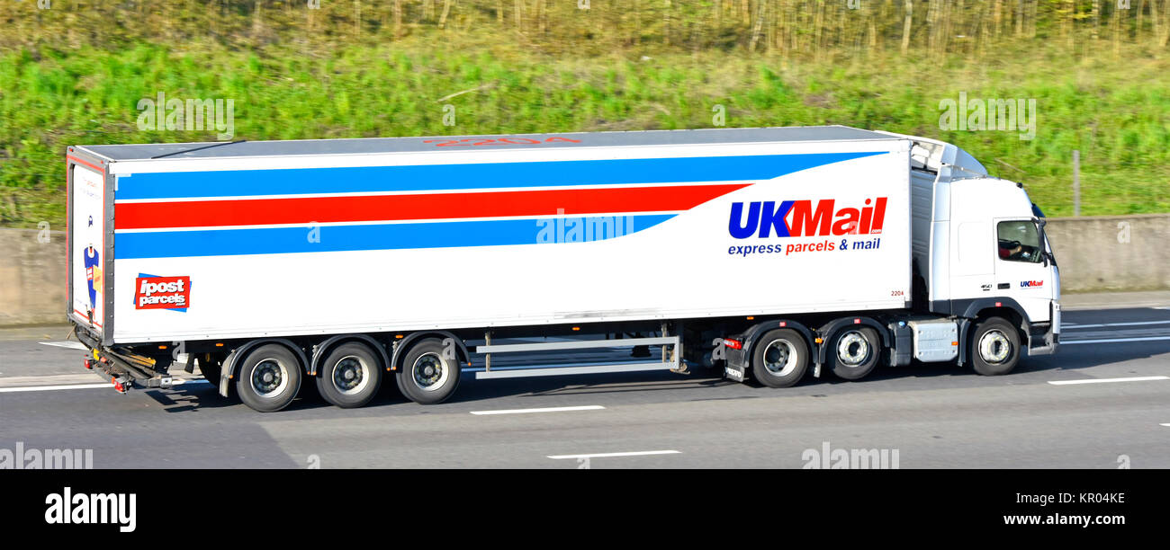 Rot, Weiß und Blau UKMail Expresssendungen & Mail artikuliert Lieferung Trailer- und LKW-Vertrieb LKW LKW-Transport von E-Mails auf Deutsch Autobahn Stockfoto
