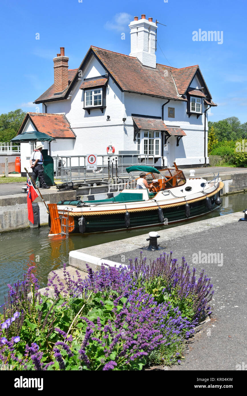 Goring Lock & Keeper Cottage Themse mit Sommerblumen Und Motorstart warten auf hydraulische Tore blauen Himmel verlassen Sonniger Tag Oxfordshire England Großbritannien Stockfoto