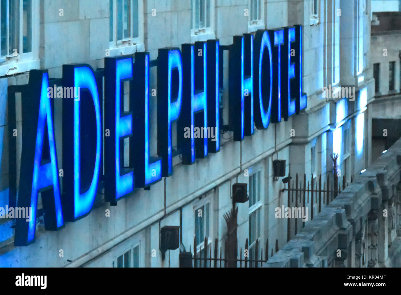 Blaue Leuchtreklame für Britannia Adelphi Hotel auf externen Hotel Wall knapp unter dem Dach in Innenstadtlage in Liverpool Merseyside England VEREINIGTES KÖNIGREICH Stockfoto