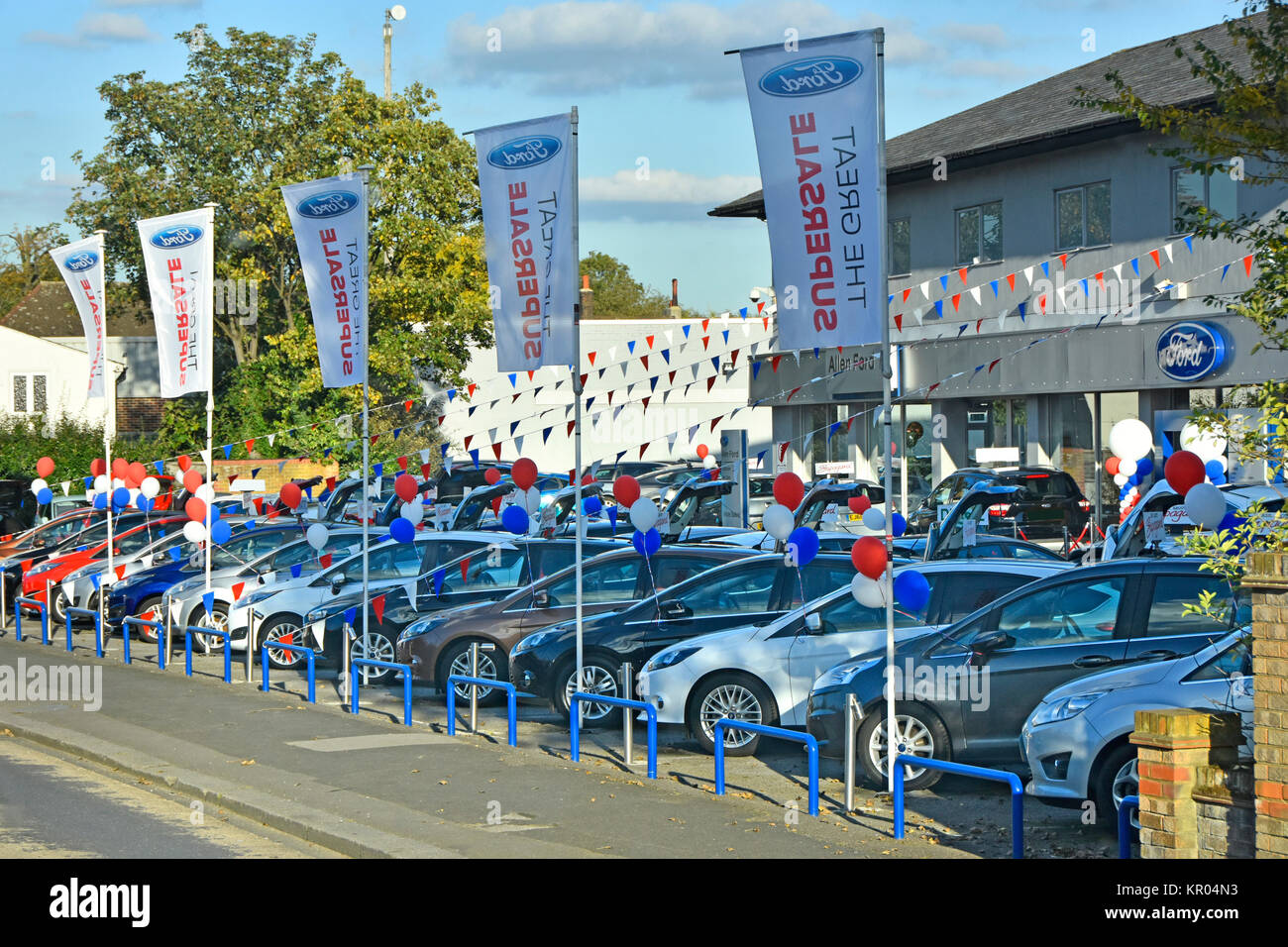 Luftballons Wimpelketten & Banner Förderung & Werbung durch einen Ford Fahrzeug Händler Holding supersale gebrauchte gebrauchte Autos auf vorplatz Essex England Großbritannien Stockfoto