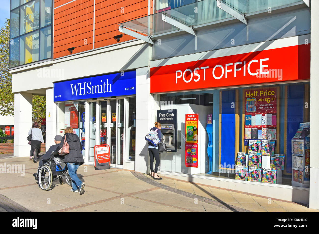 Kombinierte W H Smith Store & Post mit Frau mit Outdoor Free Cash Machine angrenzenden besetzt Baytree shopping Center in Brentwood Essex England Großbritannien Stockfoto