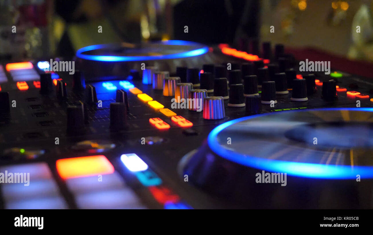 Nahaufnahme von dj Party Musik auf modernen usb cd player in der Disco Club - Nachtleben und Unterhaltung Konzept. DJ-Plattenspieler console Mixer steuern mit zwei Hand in Konzert Nachtclub Stufe Stockfoto