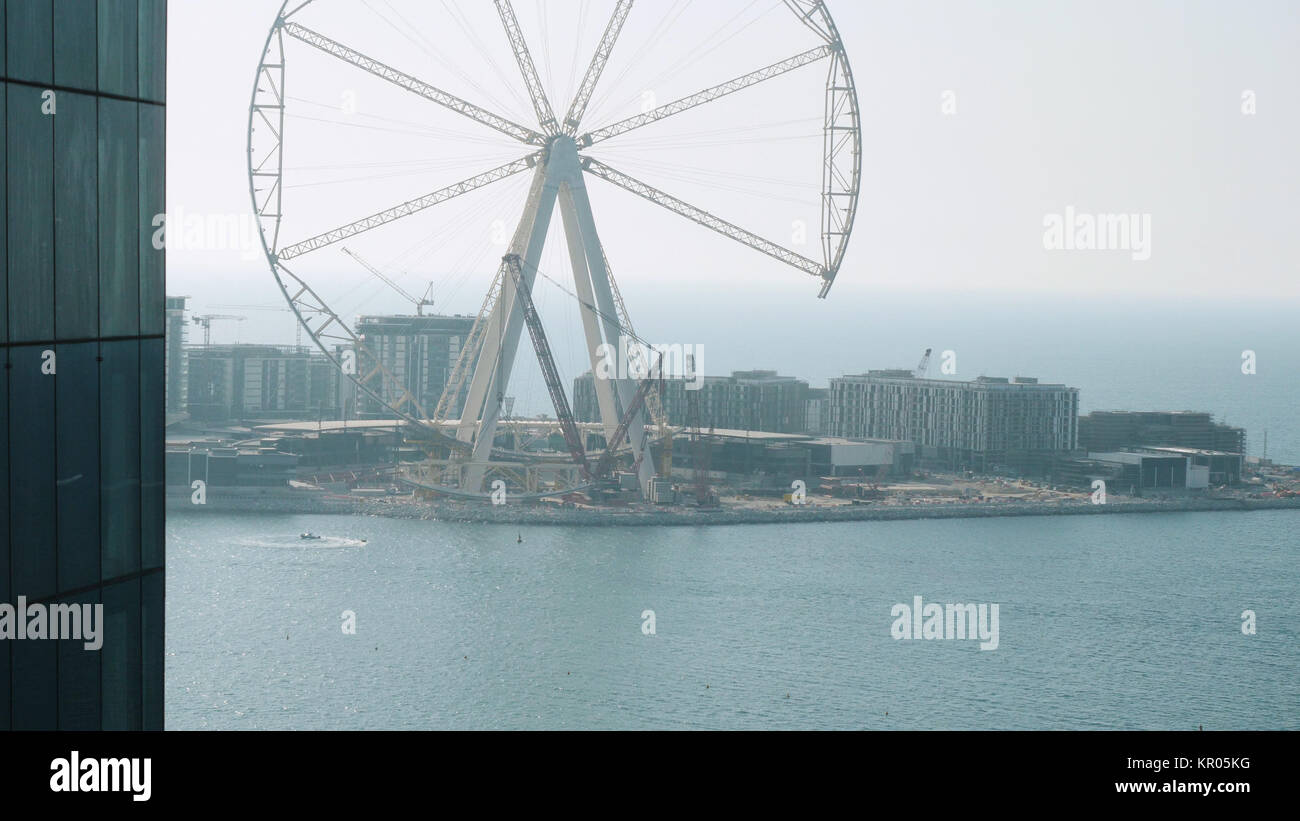 OAE, DUBAI - Oktober 2017: Bau von Ain Dubai gestellt ist, ist die Hauptattraktion von bluewaters Insel, und bieten Unterhaltung, Einzelhandel und das Gastgewerbe angeboten zu werden. Unvollendete Riesenrad in Dubai Stockfoto