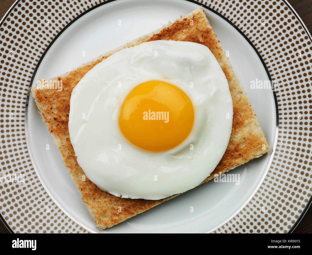 Gesundes Frühstück oder Snack für ein einzelnes Spiegelei auf Toast Stockfoto