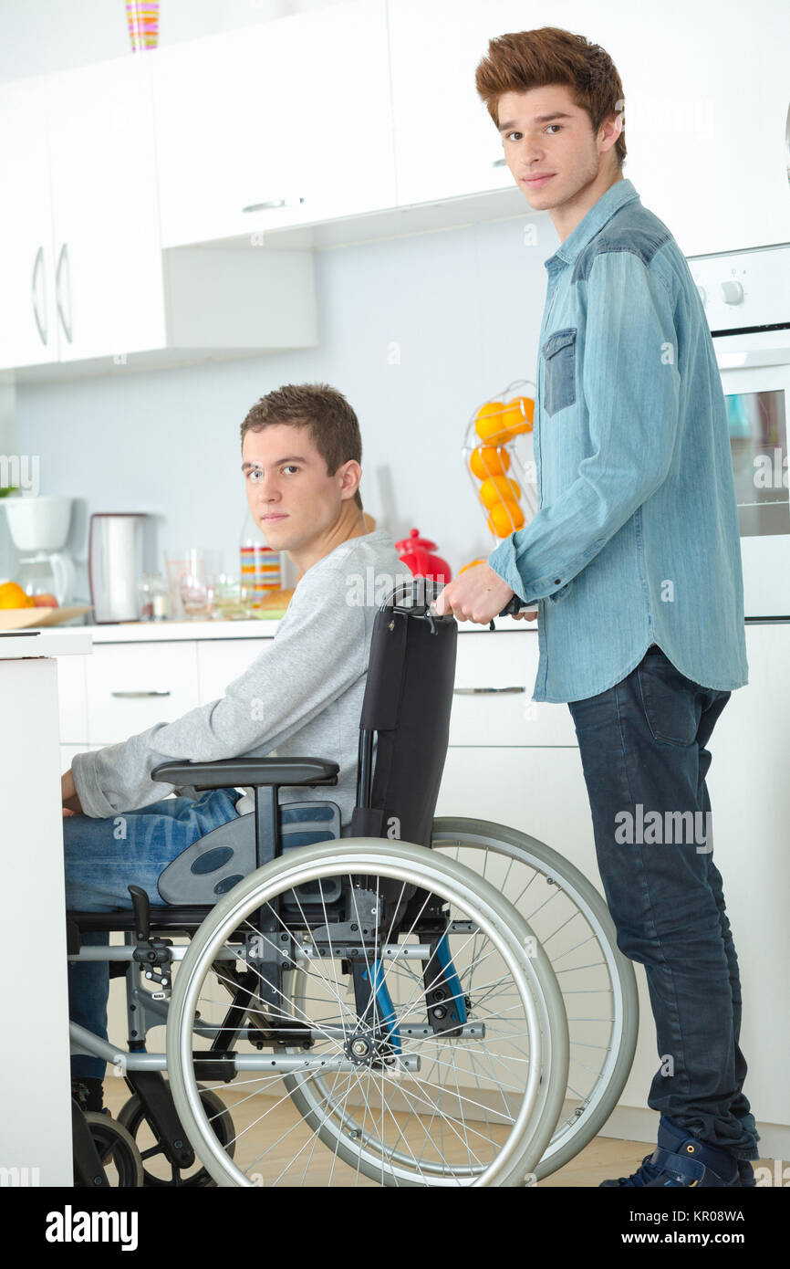 Teenager im Rollstuhl und sein Freund Stockfoto