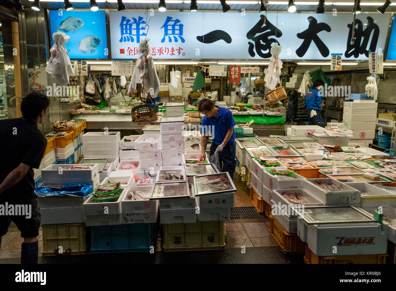 Kanazawa, Japan, 8. Juni 2017: Vielfalt der frischen Meeresfrüchte an der Omicho Markt verkauft. Stockfoto