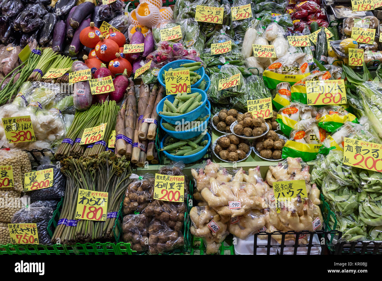 Kanazawa, Japan, 8. Juni 2017: Vielzahl von frischem Gemüse und preisschildern an der Omicho Markt Stockfoto