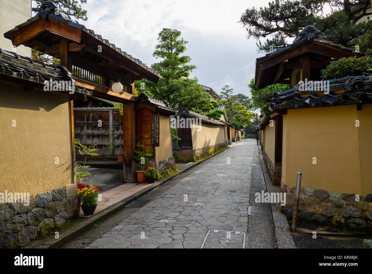 Kanazawa, Japan, 8. Juni 2017: Lane Schmal in Nagamachi, das historische Viertel in Kanazawa Samurai Stockfoto