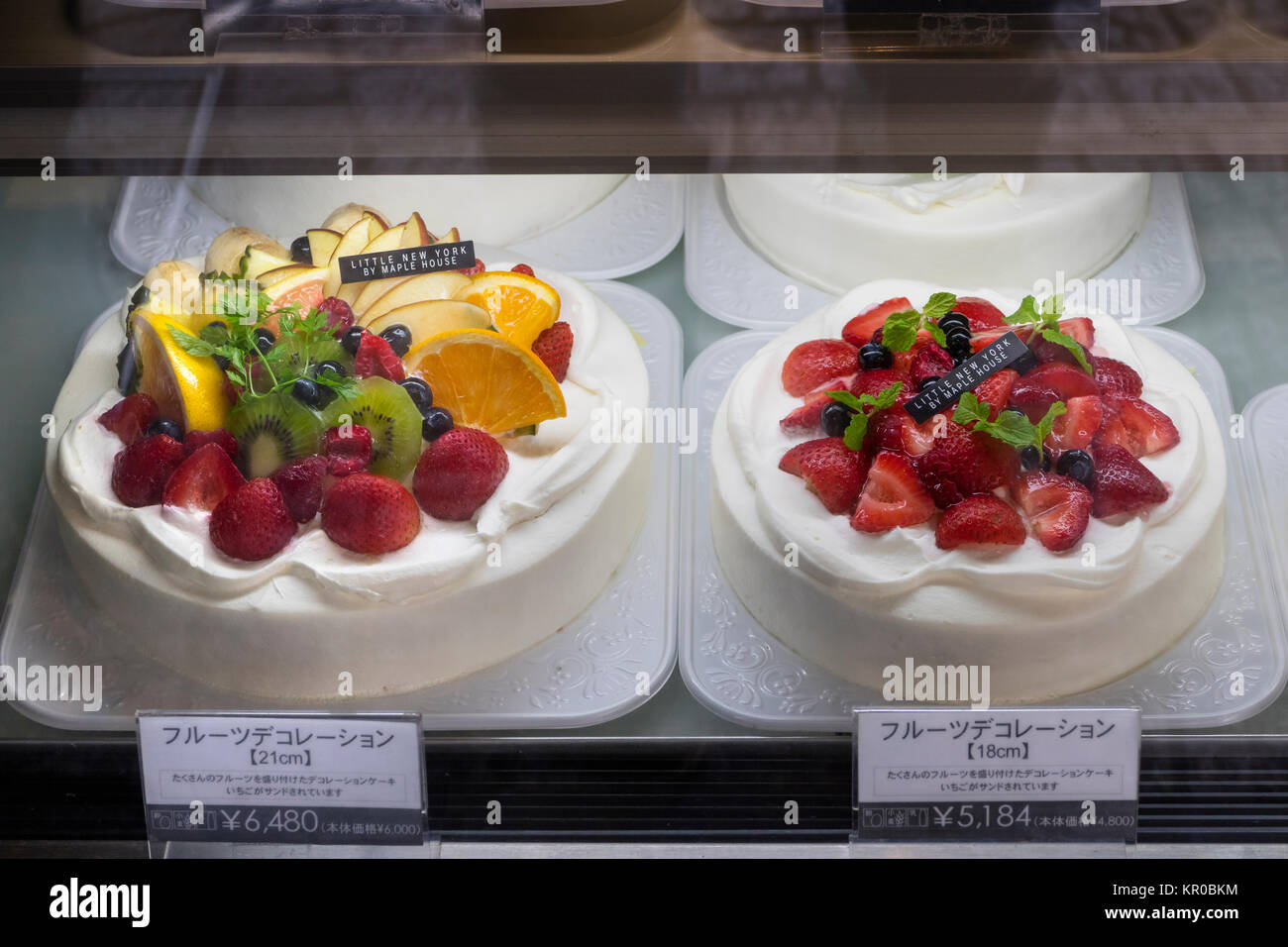 Kanazawa, Japan, 9. Juni 2017: Anzeige der Replik Obst Gebäck vor einer Bäckerei Stockfoto