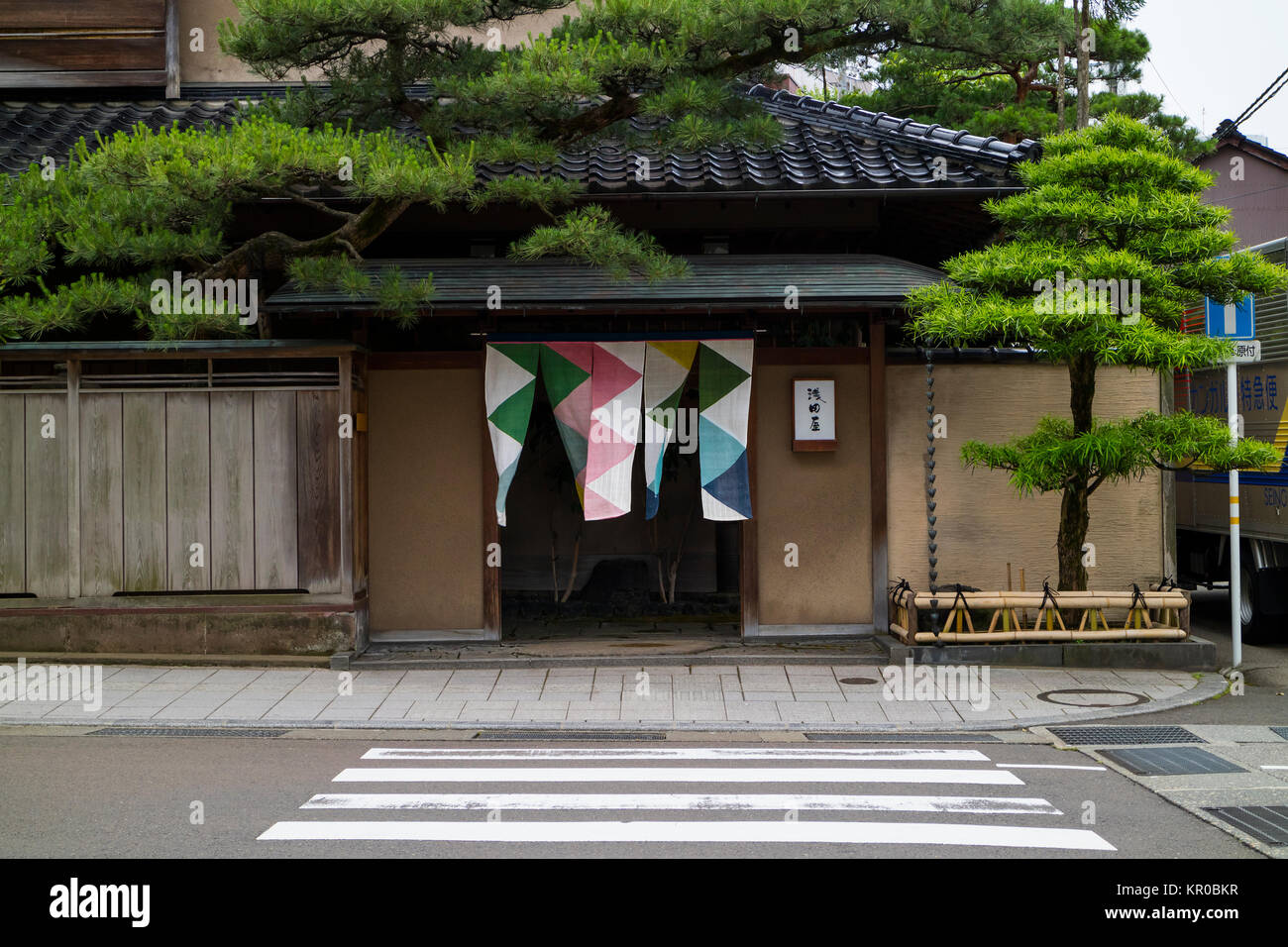 Kanazawa, Japan, 10. Juni 2017: Eingang in ein Restaurant mit farbenfrohen Vorhängen und Bäume in der Form Stockfoto