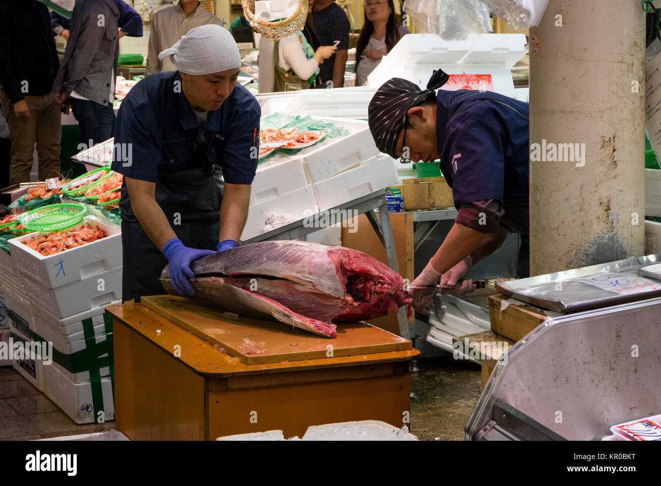 Kanazawa, Japan, 10. Juni 2017: Frischer Thunfisch wird am Omicho Markt vorbereitet Stockfoto