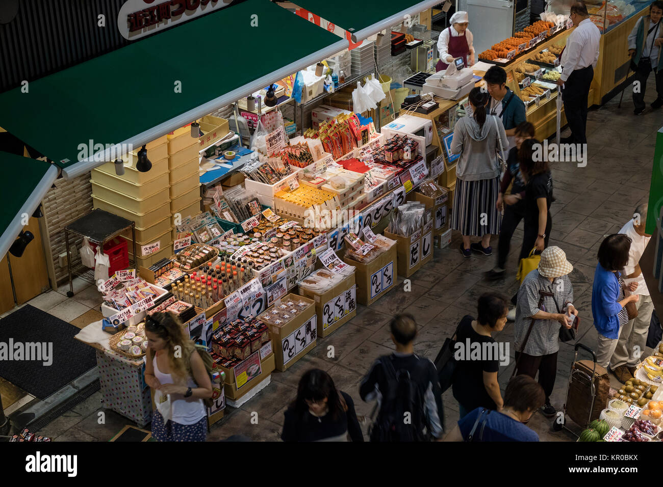 Kanazawa, Japan, 10. Juni 2017: Die Menschen vor Ort einkaufen am Omicho Markt Stockfoto