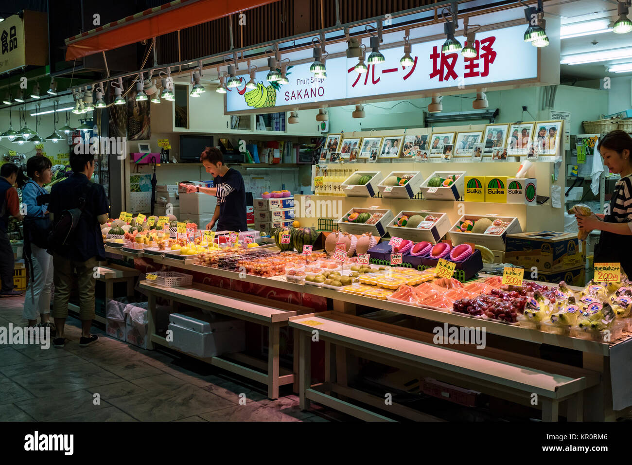 Kanazawa, Japan, 10. Juni 2017: frische reife Früchte zum Verkauf an der Omicho Markt Stockfoto