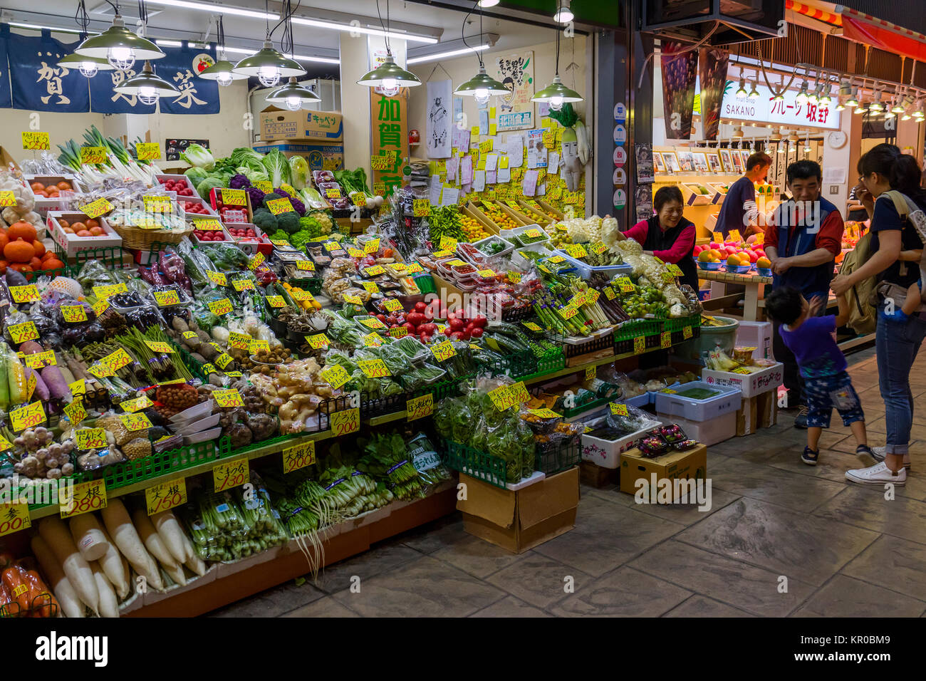 Kanazawa, Japan, 10. Juni 2017: Vielfalt der frischen, rohen Gemüse zum Verkauf an der Omicho Markt Stockfoto