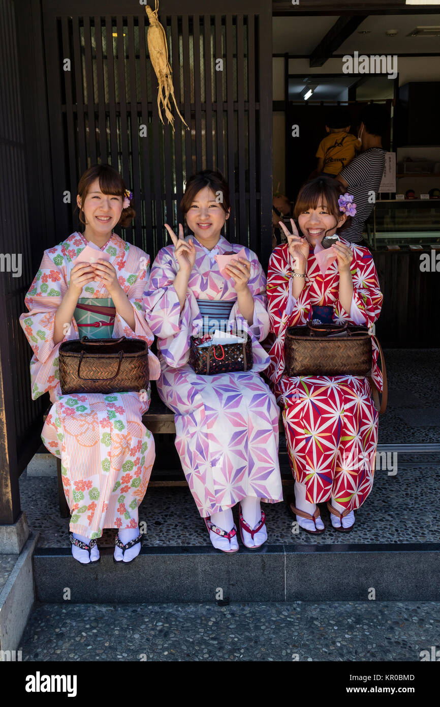 Kanazawa, Japan, 11. Juni 2017: Frauen im Kimono essen einen Snack in der historischen Higashi Chaya Bezirk, Kanazawa City, Präfektur Ishikawa Stockfoto