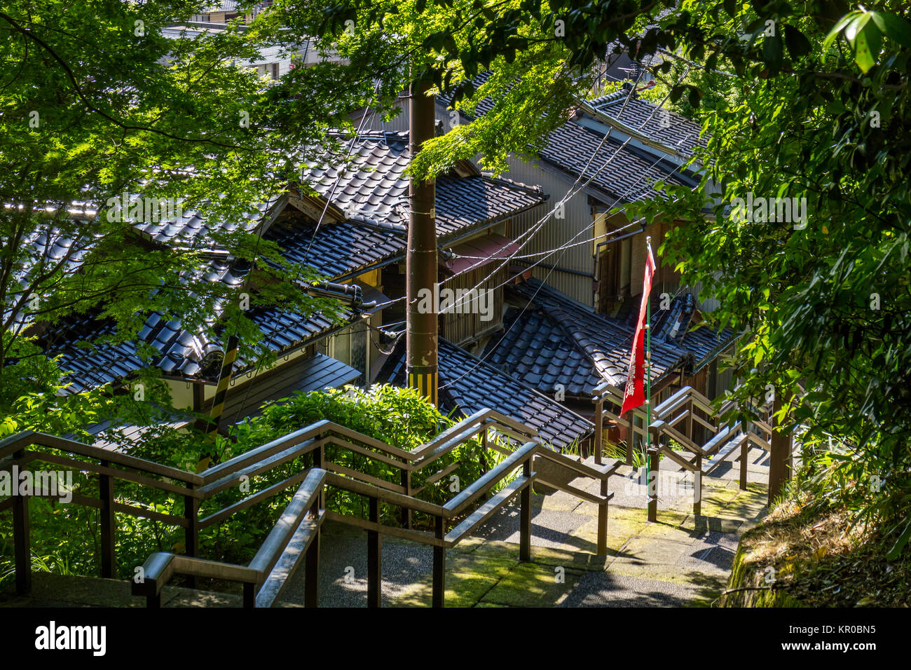 Kanazawa, Japan, 11. Juni 2017: Blick von der Treppe zur Utatsuyama Tempel auf den Dächern der Häuser in der higashi Chaya, geisha Bezirk Stockfoto