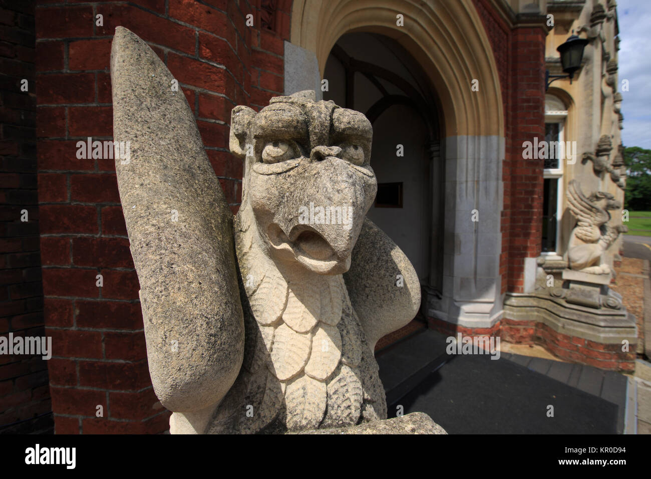 Greiffische am Eingang des Bletchley Mansion, Bletchley Park, England Stockfoto