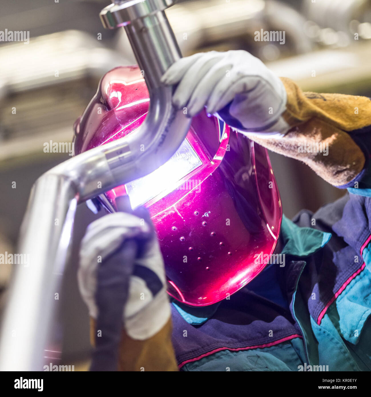 Industriearbeiter in Metallfabrik Schweißen. Stockfoto