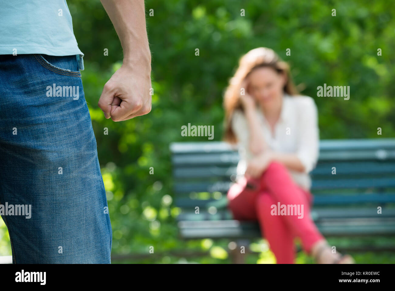 Verärgert Frau sitzt auf der Bank Stockfoto