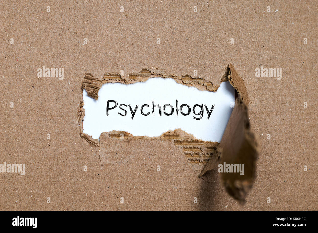 Das Wort Psychologie hinter zerrissenes Papier erscheinen. Stockfoto