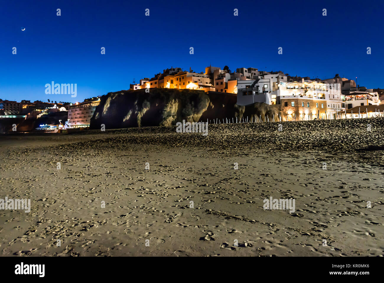 Albufeira Strand bei Nacht, Algarve, Portugal Stockfoto
