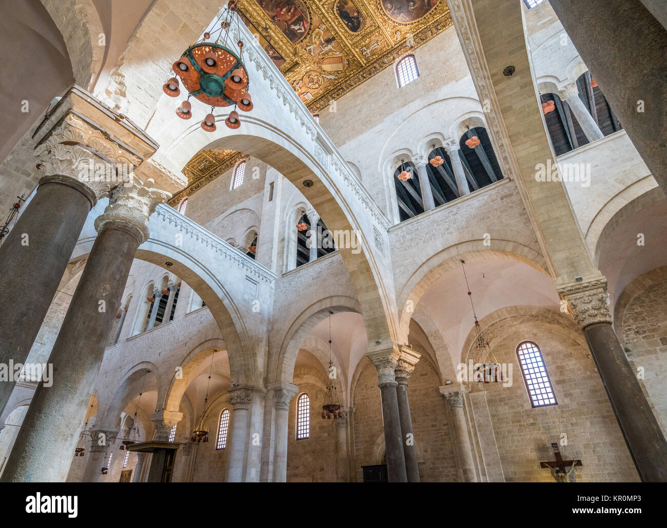 Das Innere der Basilika San Nicola in Bari, Apulien, Süditalien. Stockfoto