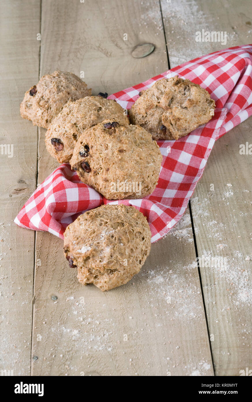 Hausgemachte Dinkel und Cranberry Brötchen auf einer hölzernen Spitze. Stockfoto