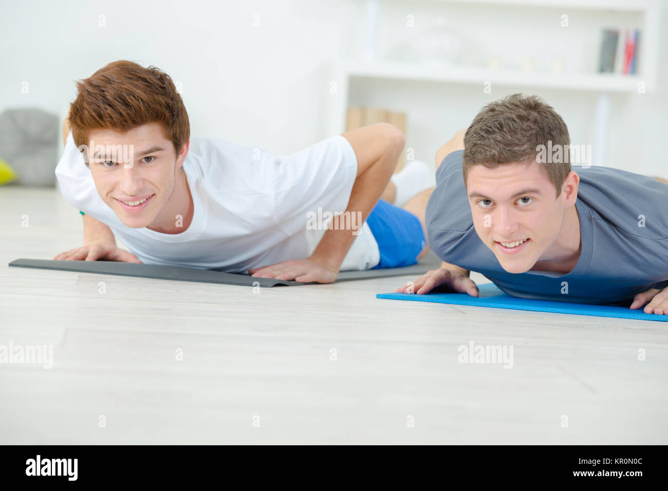 Teenager Freunde tun Push Ups Stockfoto