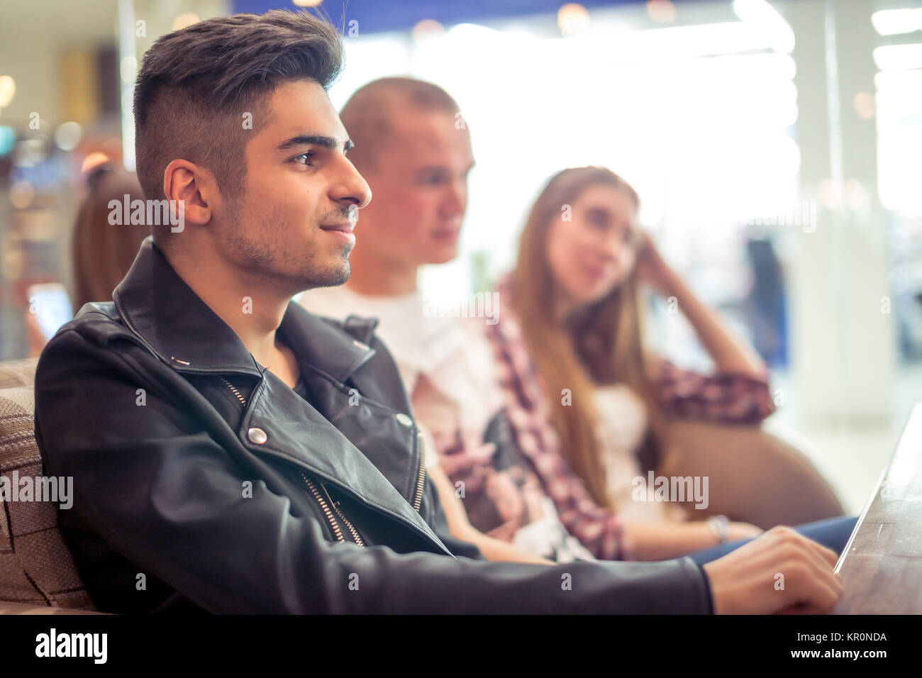 Gruppe von Menschen trinken Kaffee im Cafe Konzept Stockfoto