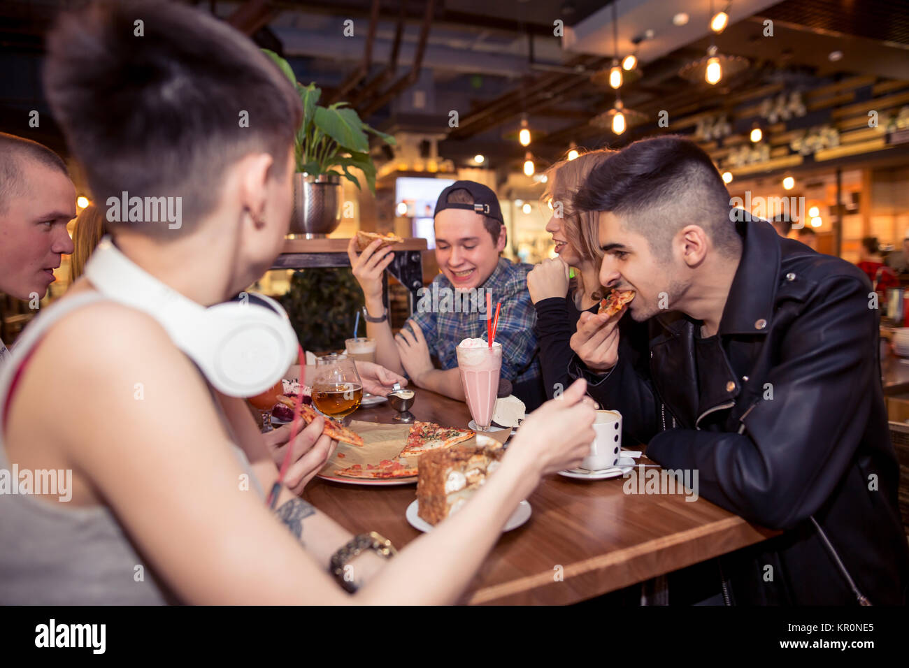 Unterschiedlichste Menschen hängen Pub Freundschaft Stockfoto