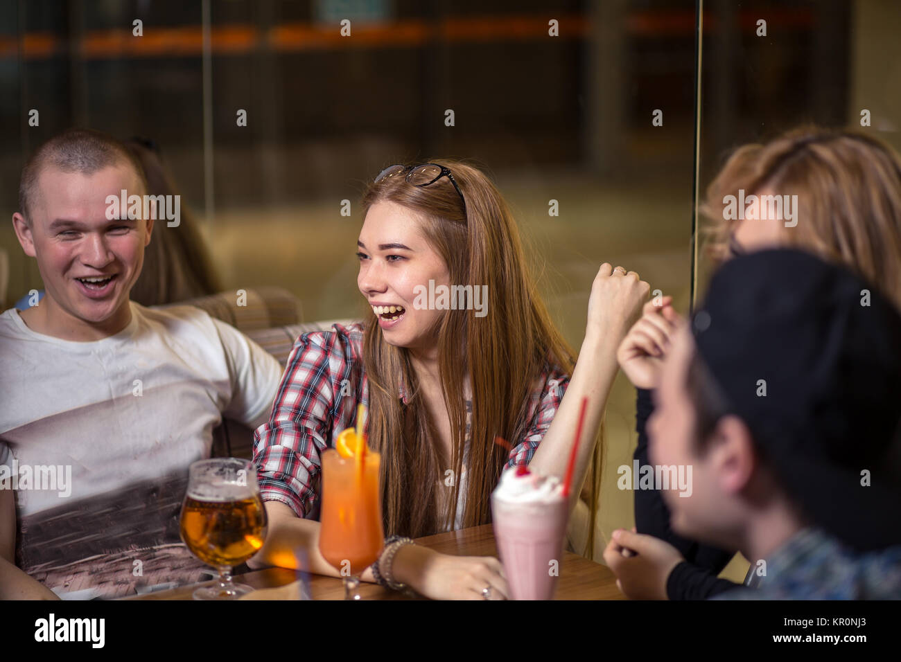 Unterschiedlichste Menschen hängen Pub Freundschaft Stockfoto