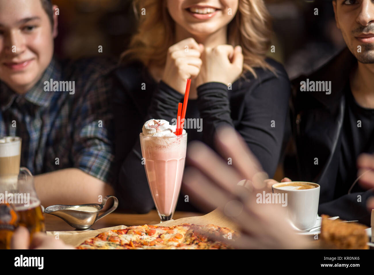 Gruppe von Menschen trinken Kaffee im Cafe Konzept Stockfoto