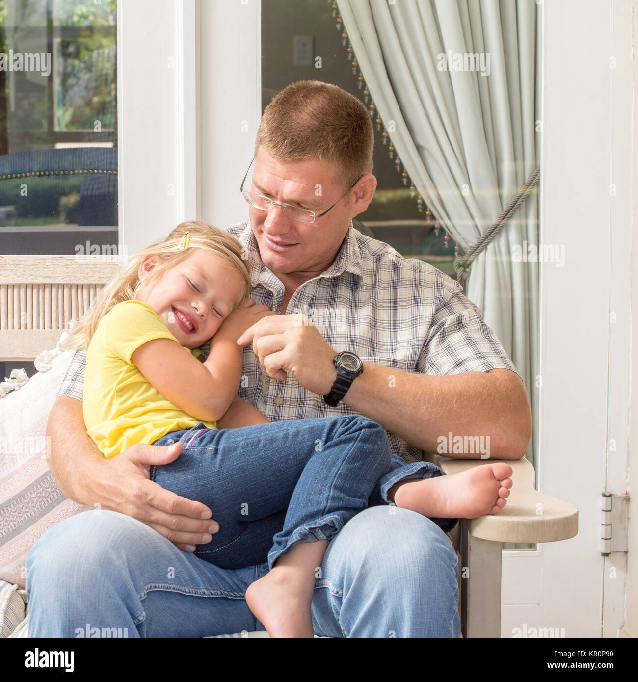 Vater und Tochter gemeinsam auf Terrasse Stockfoto