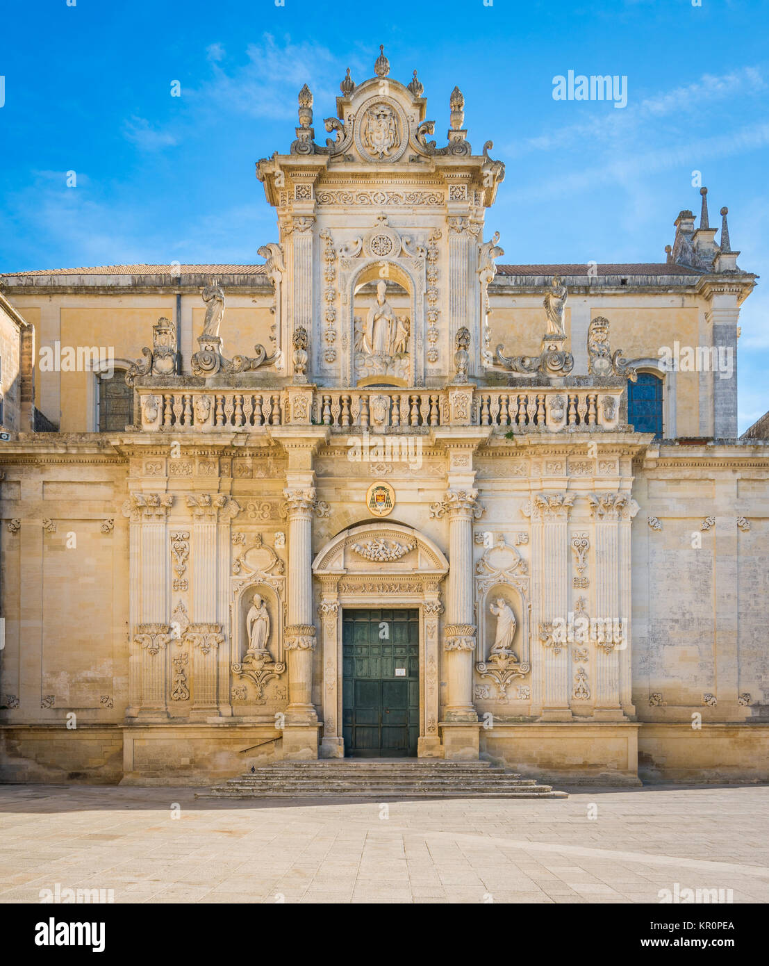 Domplatz in Lecce, mit der Santa Maria Assunta der Kathedrale und dem Glockenturm. Apulien, Süditalien. Stockfoto