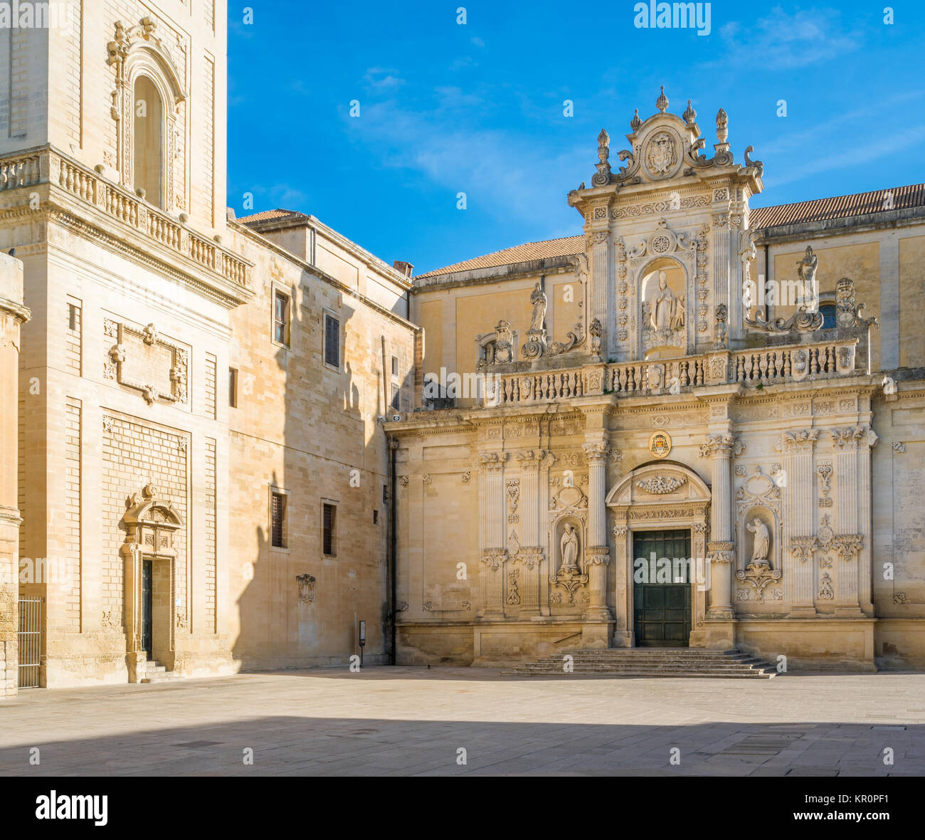 Domplatz in Lecce, mit der Santa Maria Assunta der Kathedrale und dem Glockenturm. Apulien, Süditalien. Stockfoto