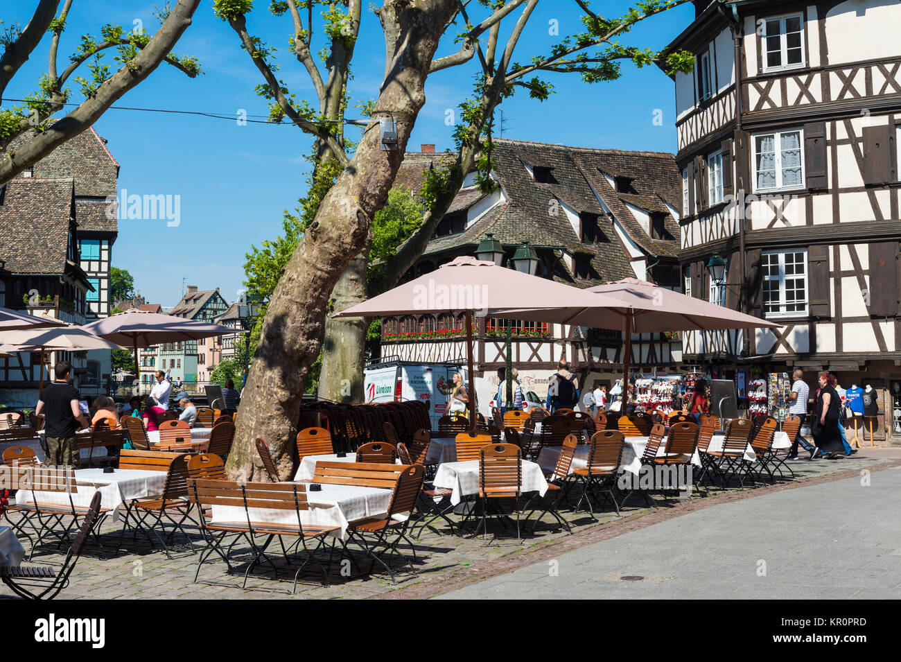 Terrasse mit Touristen in dem Viertel Petite France, Straßburg, Elsaß, Bas-Rhin, Frankreich Stockfoto