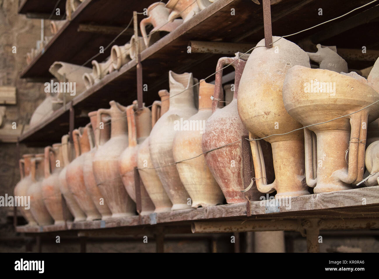 Keramik aus den Ausgrabungen von Pompeji in Italien ausgestellt Stockfoto