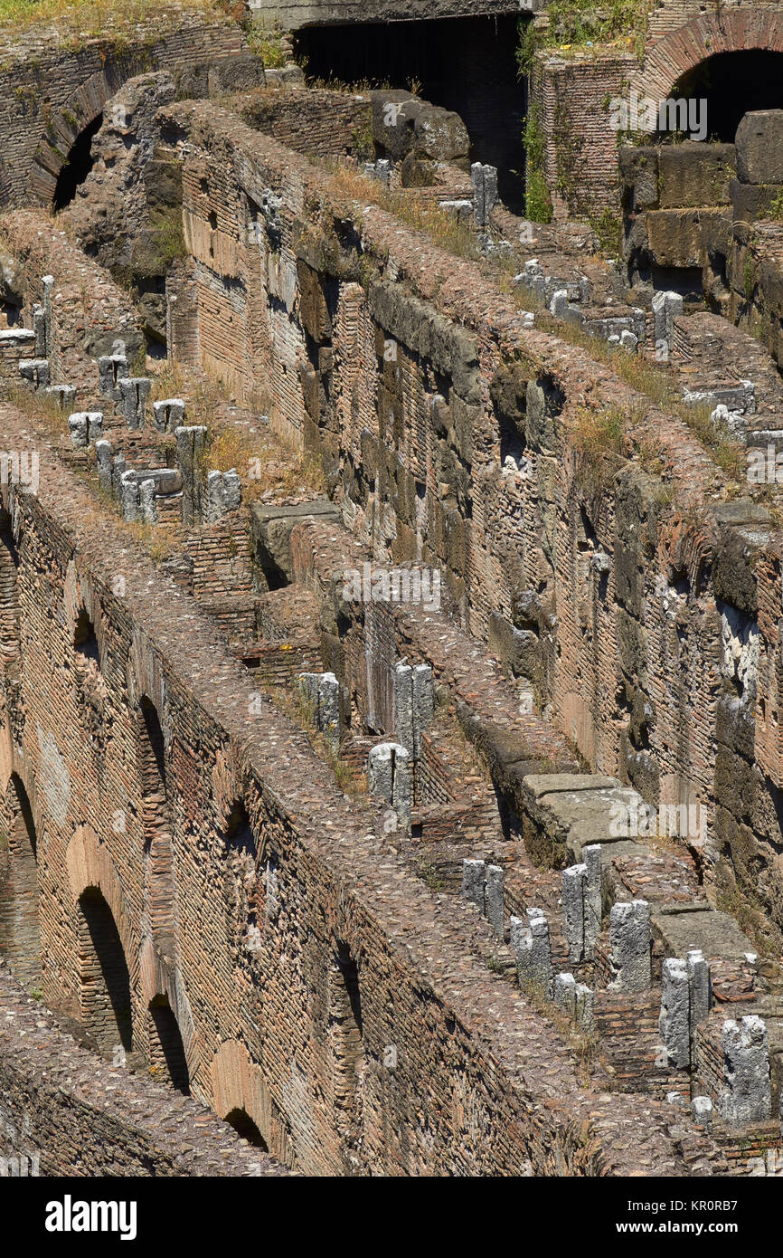 Gänge und Tunnel des Kolosseums in Rom in Italien Stockfoto