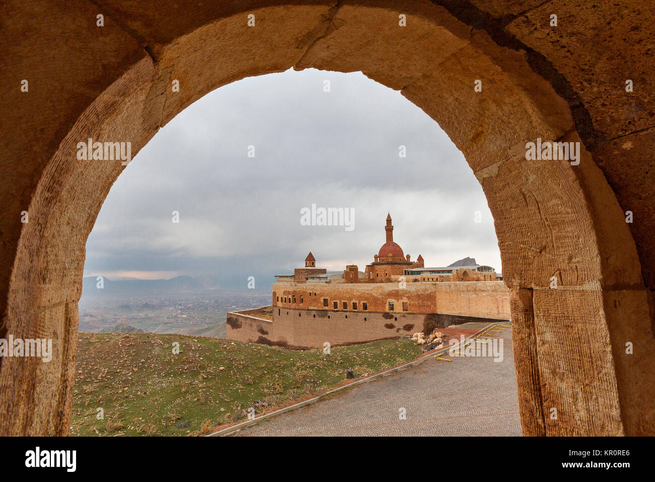 Blick über die ishak Pasha Palast durch einen Bogen, in Dogubeyazit, Türkei Stockfoto